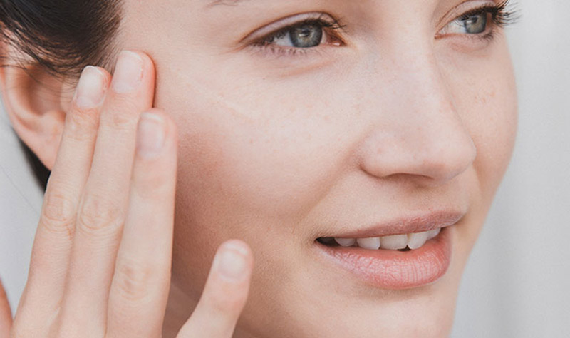 Triệu chứng ngoài da do dị ứng mỹ phẩm dễ lan rộng và có thể để lại sẹo