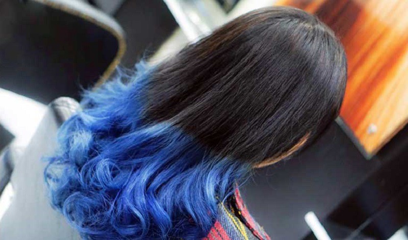 Nhuộm đuôi tóc màu xanh dương là mẫu hot năm 2019