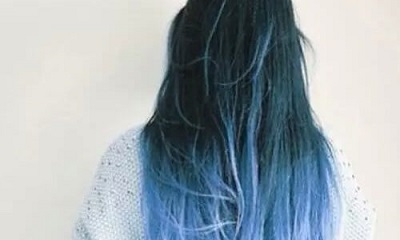 Màu xanh dương trên đuôi tóc sẽ thêm phần tươi trẻ và hiện đại cho kiểu tóc của bạn. Không cần phải đổi toàn bộ màu tóc, chỉ đơn giản là nhuộm đuôi tóc màu xanh dương thôi. Hãy xem hình ảnh để trải nghiệm vẻ đẹp đầy cá tính này.