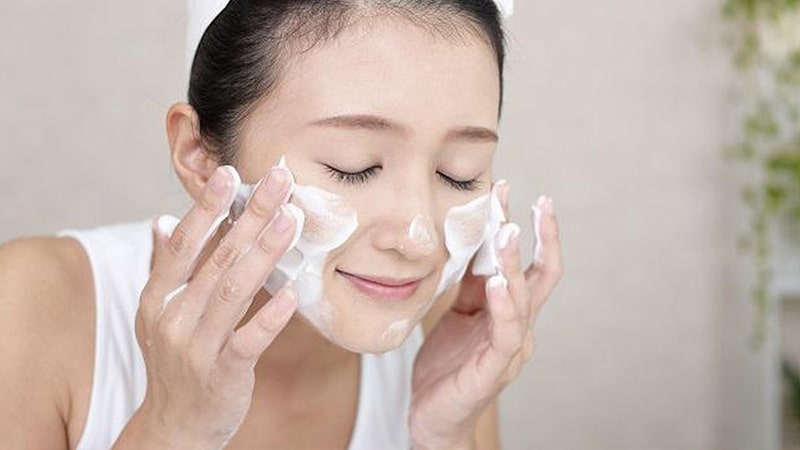Quy trình skincare cho da mụn ẩn cần làm sạch da