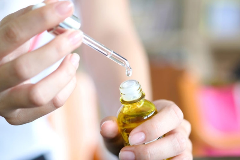 Với da dầu mụn, serum đặc trị cần có công dụng kiểm soát dầu nhờn, kháng viêm