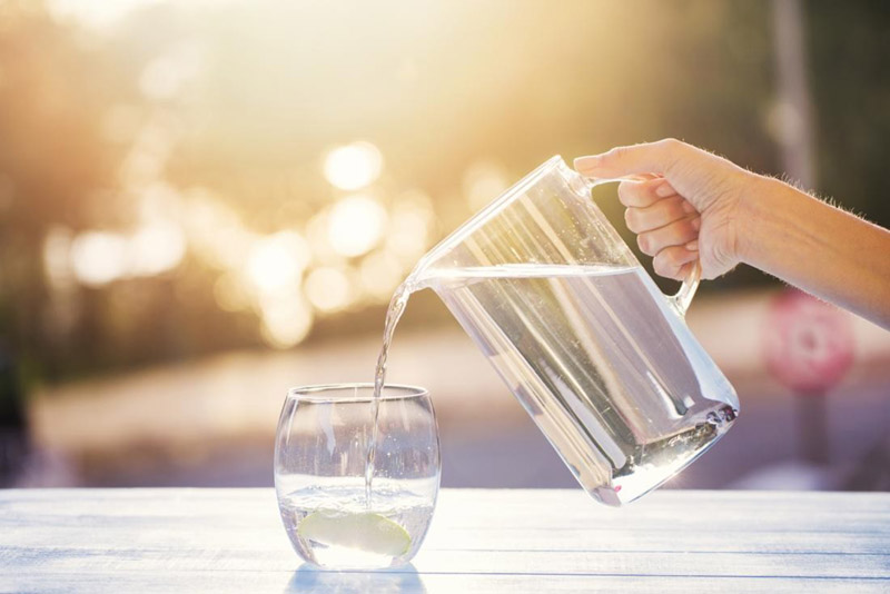 Bạn nên uống khoảng 2 - 3 lít nước mỗi ngày chia làm 6 -8 lần
