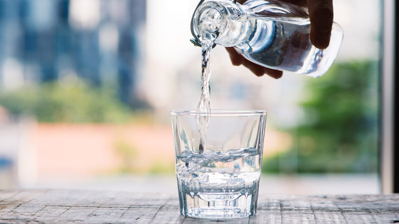 Uống nước chỉ hỗ trợ chứ không thay thế được các phương pháp trị mụn khác