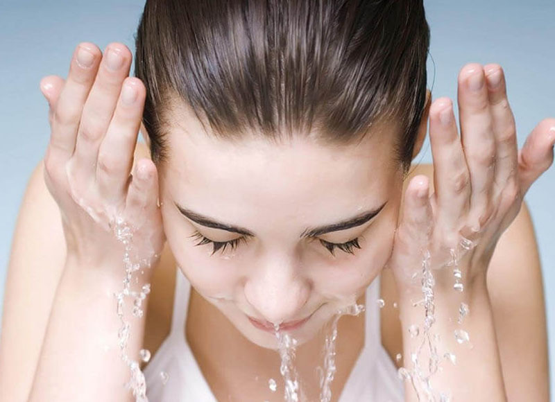 Chú ý vệ sinh da mặt thường xuyên tránh bụi bẩn tích tụ trên da
