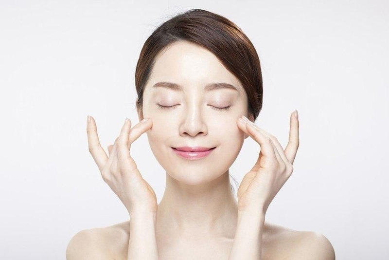 Sử dụng sữa rửa mặt dịu nhẹ để vệ sinh da mặt sau tái tạo