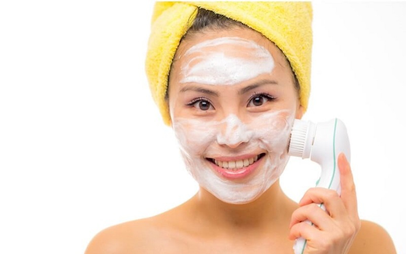 Dùng máy rửa mặt để mang lại hiệu quả làm sạch da tốt hơn