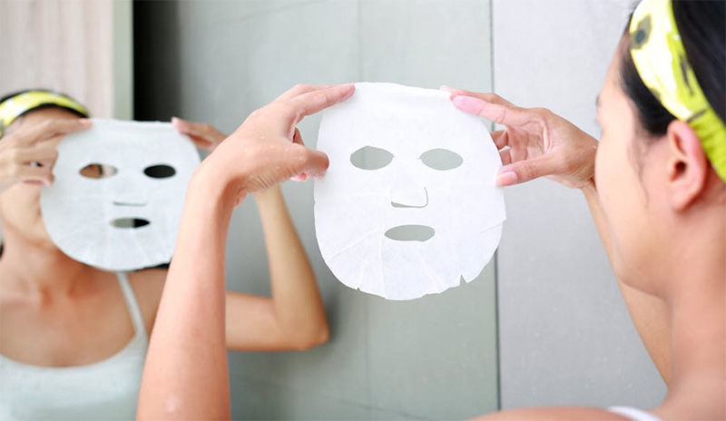 Sử dụng mặt nạ giúp cung cấp độ ẩm cho da