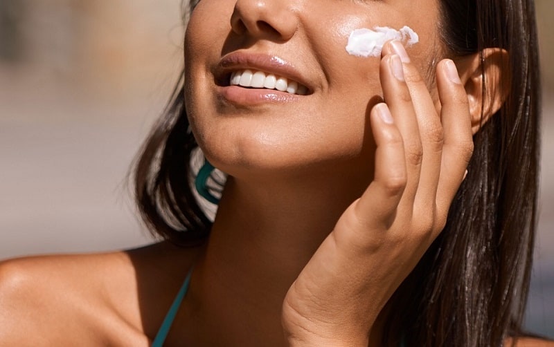Sử dụng kem chống nắng với liều lượng vừa đủ trên da