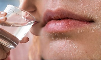 tại sao uống nhiều nước mà da vẫn khô