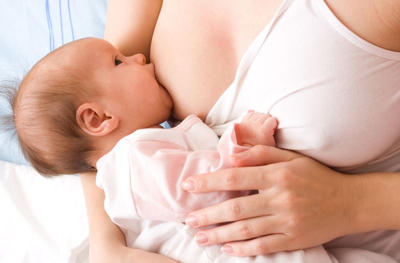 Nâng ngực vẫn không làm ảnh hưởng đến tuyến sữa của người mẹ