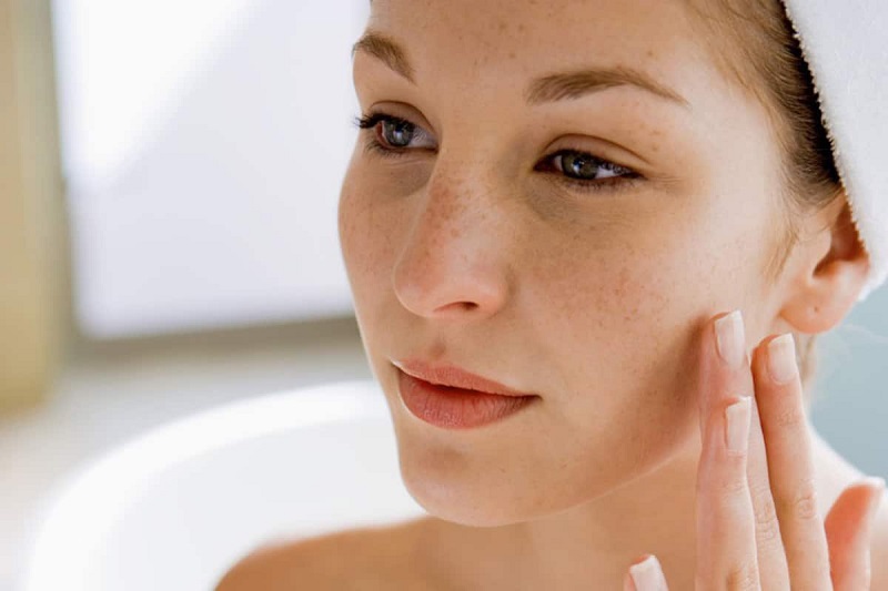 Cần chăm sóc da tại nhà đúng cách sau khi trị tàn nhang bằng laser 