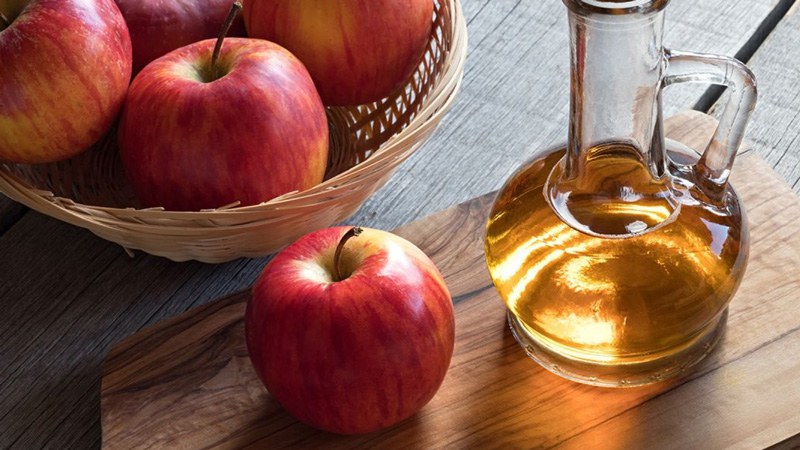 Giấm táo chứa nhiều vitamin C, axit axetic và các enzyme tự nhiên giúp thải độc da